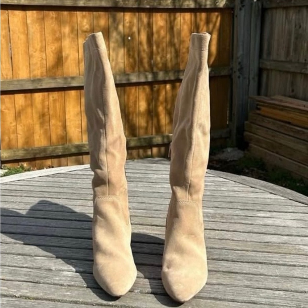 Vince Camuto Casey Knee High Boots
Womens Beige Suede Block Heel size 8.5 - Picture 2 of 4